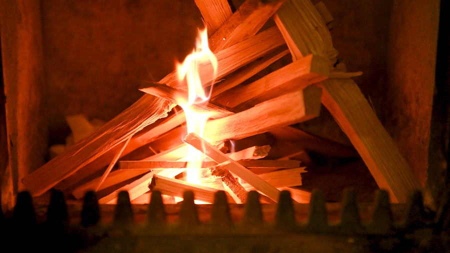 Démarrage d'un feu à la suite du ramonage de la cheminée par Ramoneur Magog.