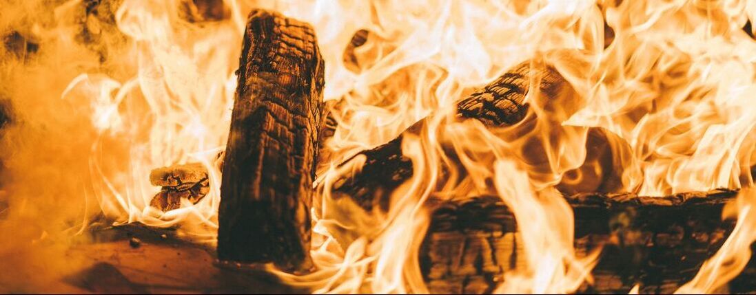 Bois qui brûle dans un foyer à Magog. Le ramonage a été fait par Ramoneur Magog.